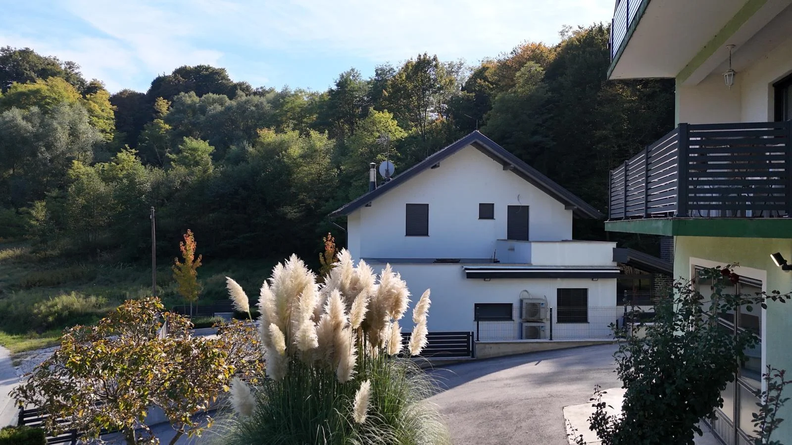 Kuća s aluminijskom ogradom na balkonu