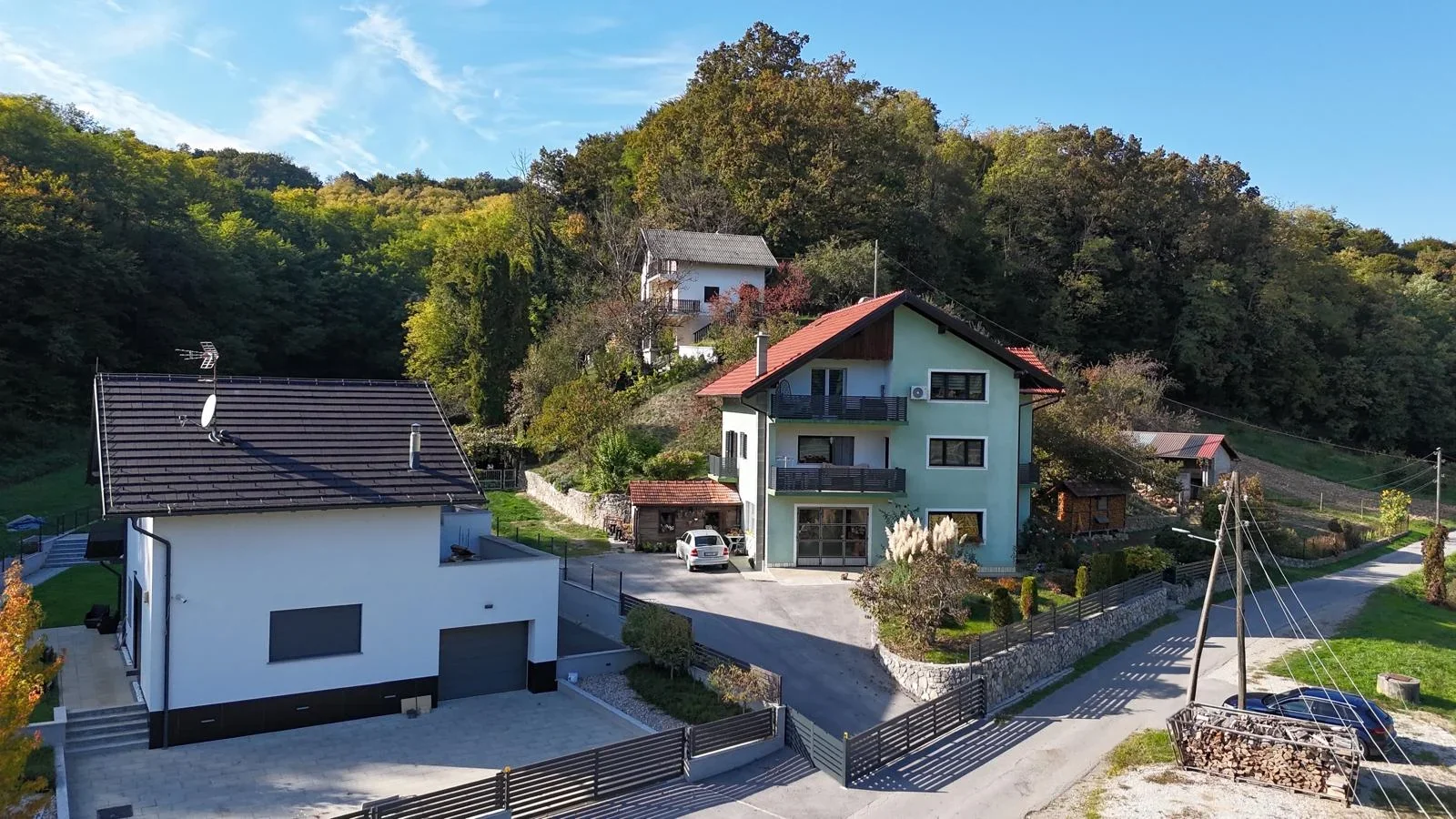 Kuće s ugrađenim aluminijskim ogradama – snimka iz zraka